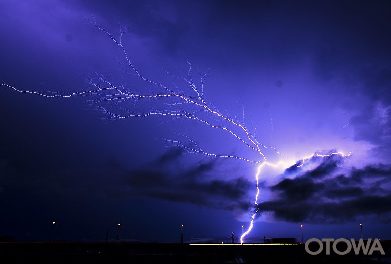 第20回 雷写真コンテスト受賞作品 佳作 -夜空を翔ける電光-